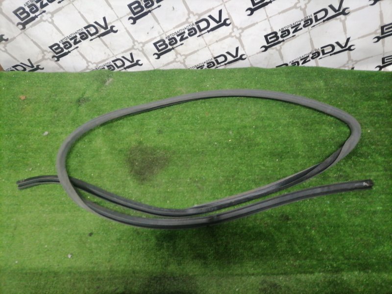 Уплотнительная резинка задняя левая Lexus LS600h 2007.06 UVF45 2UR-FSE 62332-50040-C1 Б/У