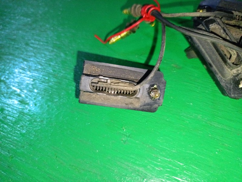 Концевик двери isuzu Gemini JT600 4EC1 Концевик двери isuzu Gemini JT600 4EC1