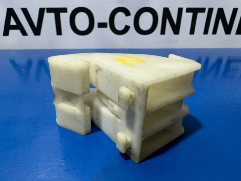 Крепление бампера переднее левое Fuga PY50 VQ35