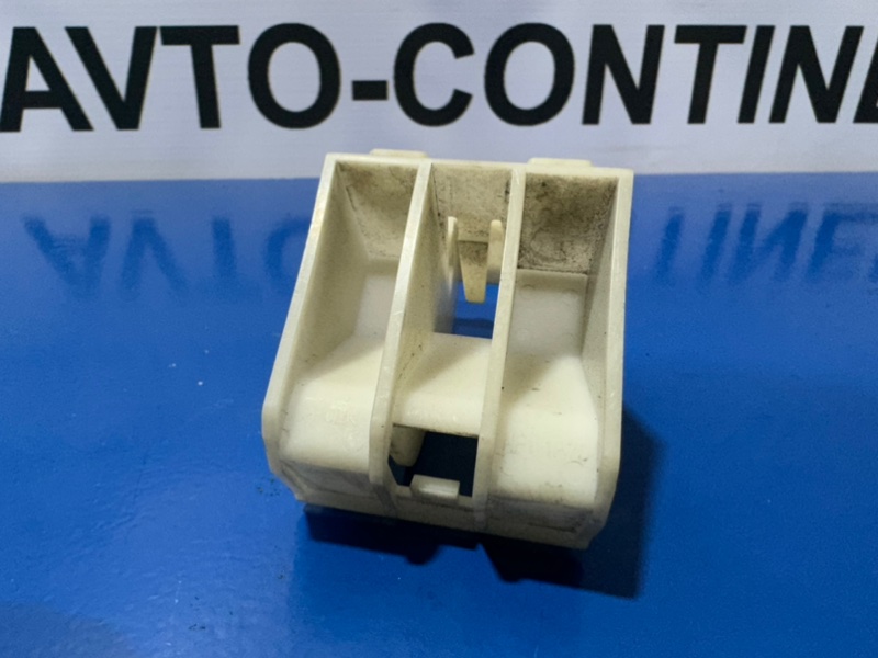 Крепление бампера переднее левое Fuga PY50 VQ35