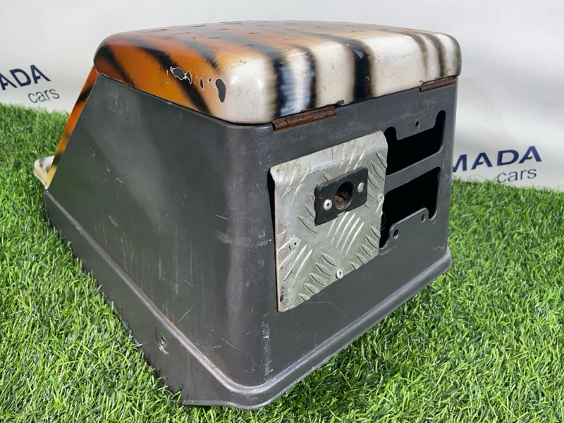 Бардачок между сиденьями Safari 1989 VRGY60 TD42