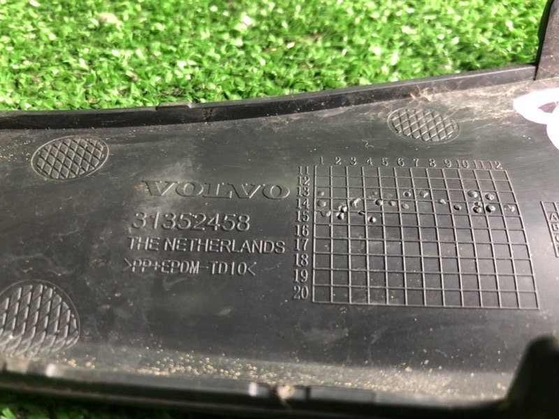 Накладка на бампер передняя левая VOLVO XC60 DZ