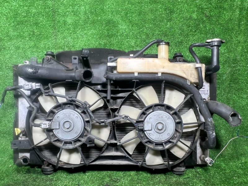 Радиатор основной для TOYOTA PRIUS NHW20 1NZ-FXE 6 ракурс Радиатор основной для TOYOTA PRIUS NHW20 1NZ-FXE 6 ракурс