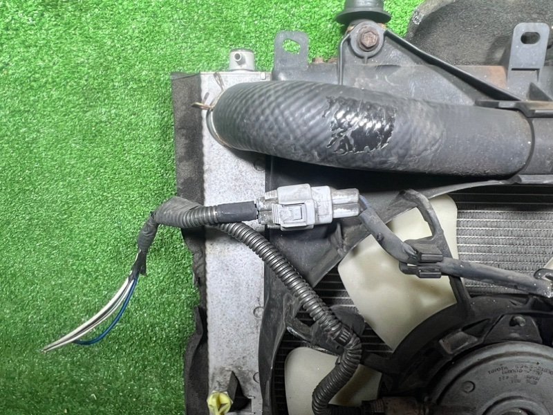Радиатор основной для TOYOTA PRIUS NHW20 1NZ-FXE 7 ракурс Радиатор основной для TOYOTA PRIUS NHW20 1NZ-FXE 7 ракурс