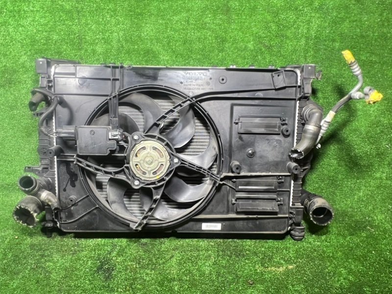 Радиатор основной для VOLVO V40 MV B4154T4 12 ракурс Радиатор основной для VOLVO V40 MV B4154T4 12 ракурс