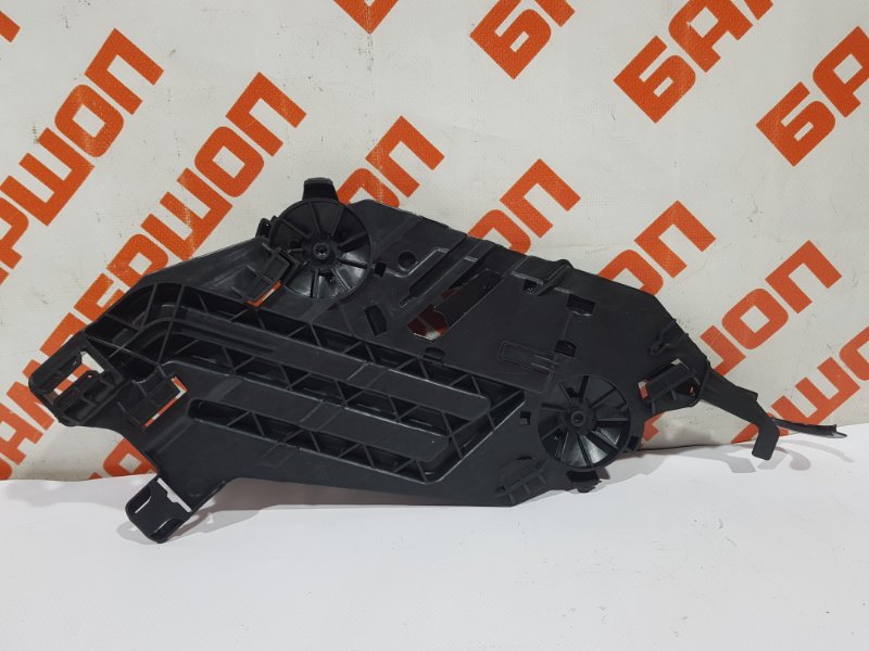 Кронштейн фары  левый SKODA OCTAVIA 2 A5 04-13 1Z0941463A новая
