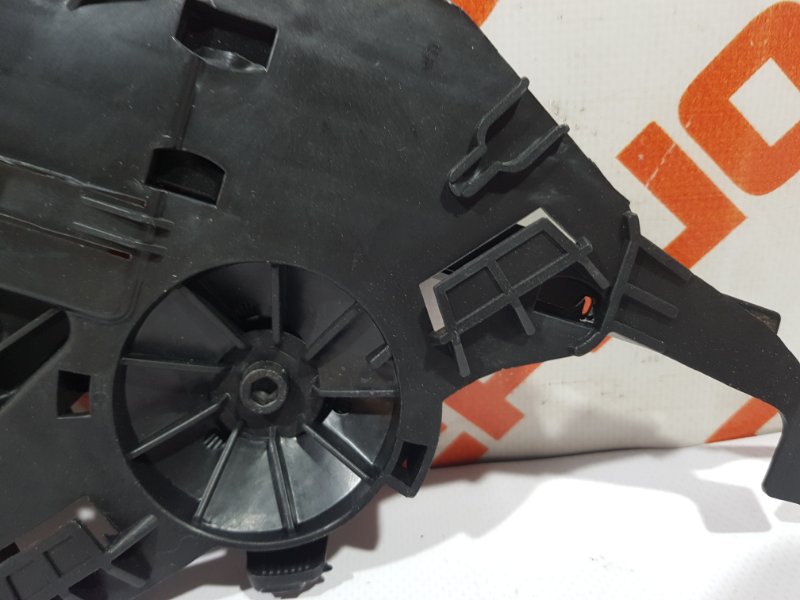 Кронштейн фары  левый OCTAVIA 2 A5 04-13