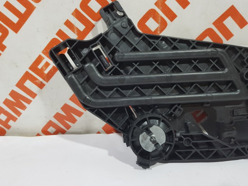 Кронштейн фары  левый OCTAVIA 2 A5 04-13