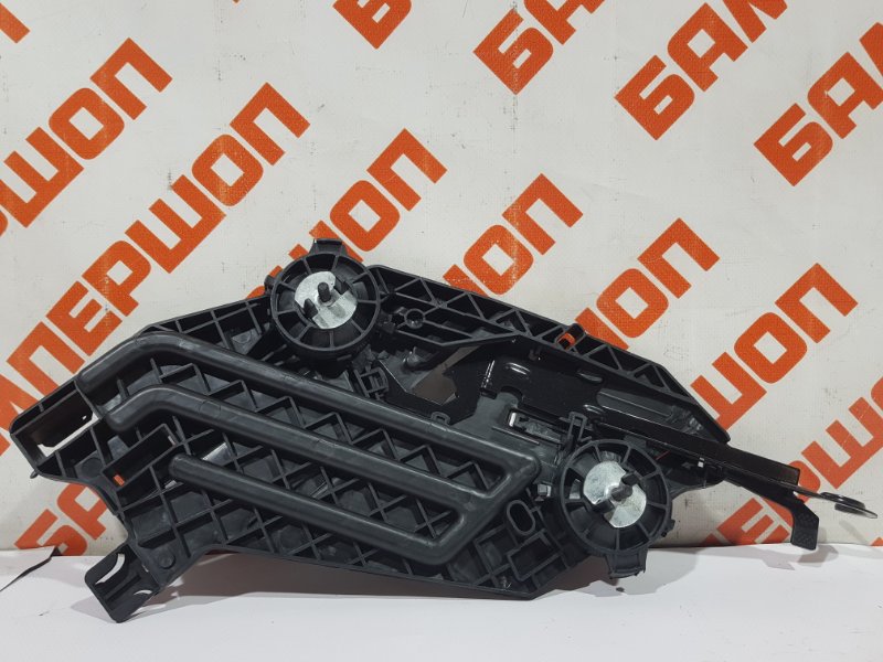 Кронштейн фары  правый SKODA OCTAVIA 2 A5 04-13 1Z0 941 464 A новая
