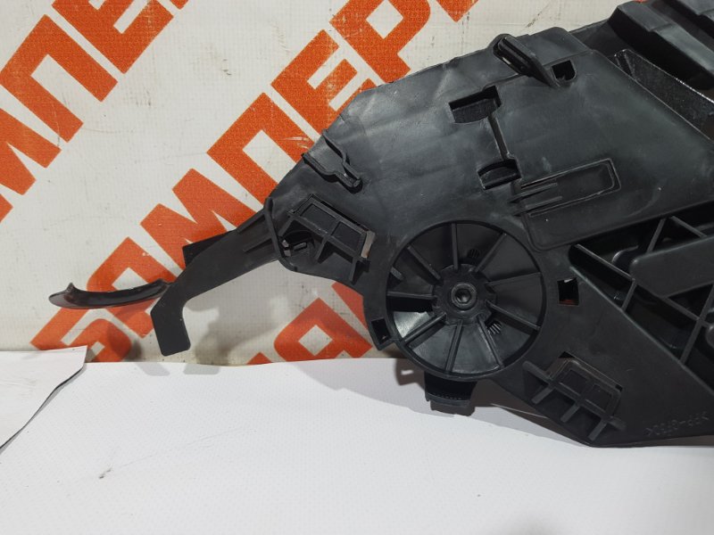 Кронштейн фары  правый OCTAVIA 2 A5 04-13