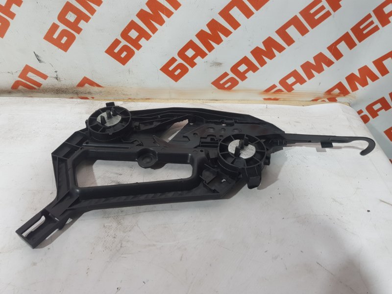 Кронштейн фары  правый OCTAVIA 2 A5 04-13