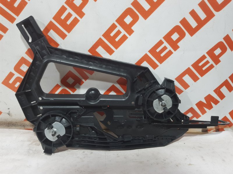 Кронштейн фары  левый OCTAVIA 2 A5 04-13