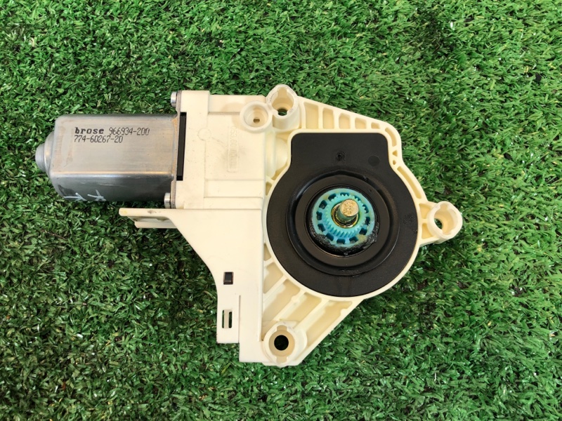 Мотор стеклоподъемника задний правый Q7 2011 4LB CJGA