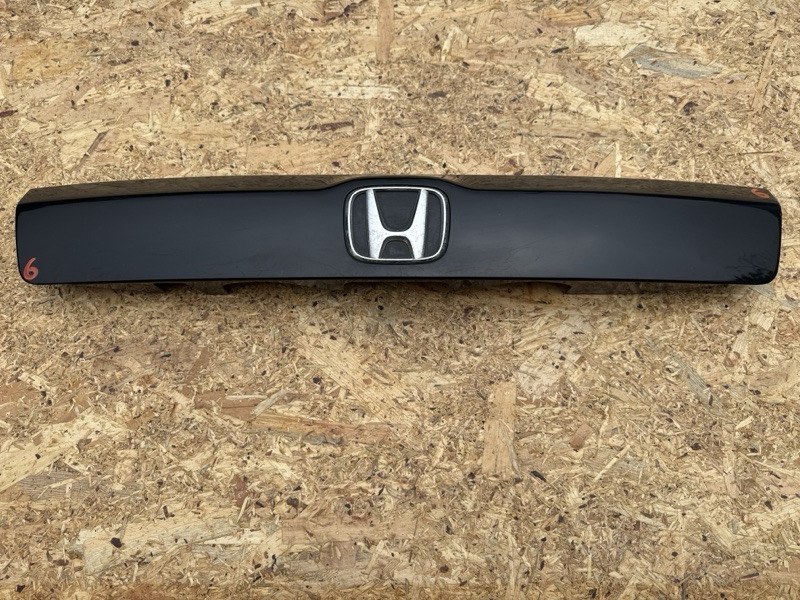 Накладка 5-ой двери HONDA STREAM RN6 74890-SMA-00 контрактная