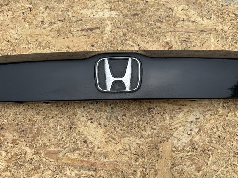 Накладка 5-ой двери HONDA STREAM RN6
