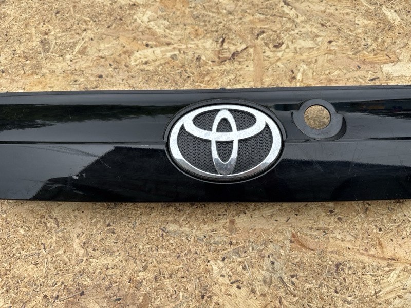 Накладка 5-ой двери TOYOTA SIENTA MXPL10