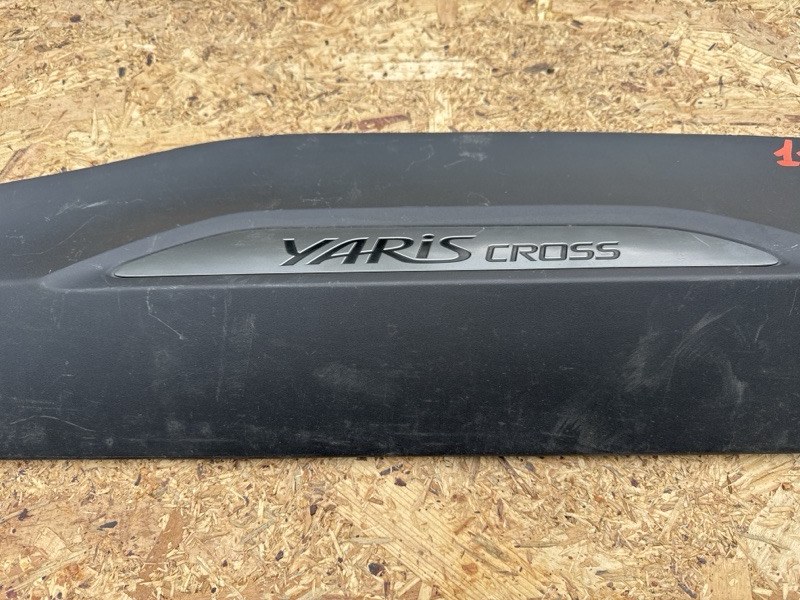 Накладка на дверь задняя правая TOYOTA YARIS CROSS MXPJ10