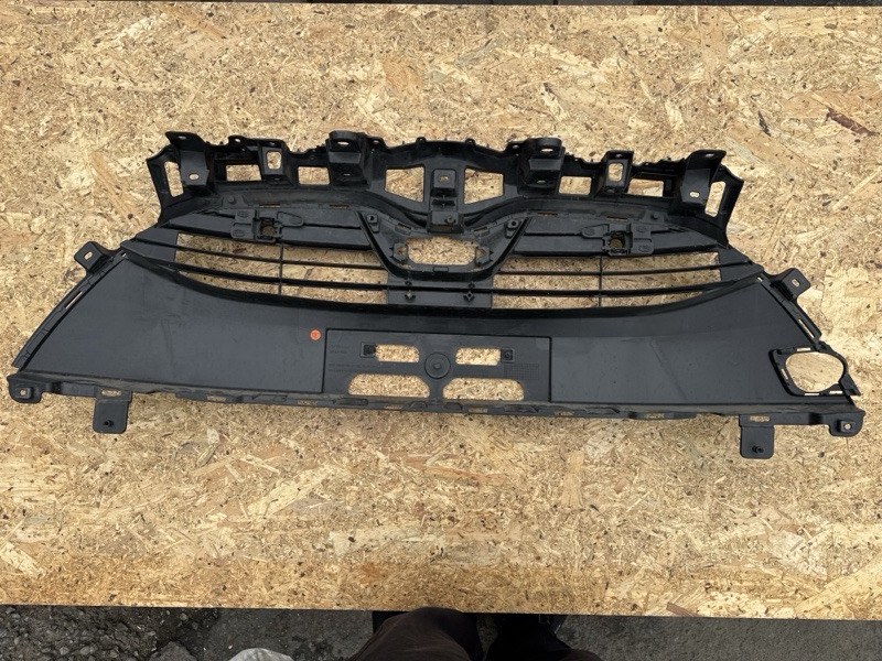 Решетка бампера передняя YARIS KSP210