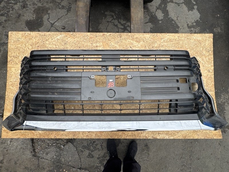 Решетка бампера передняя TOYOTA VOXY ZWR90W 53111-V1040 контрактная