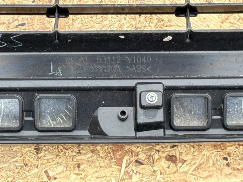 Решетка бампера передняя VOXY ZWR90W