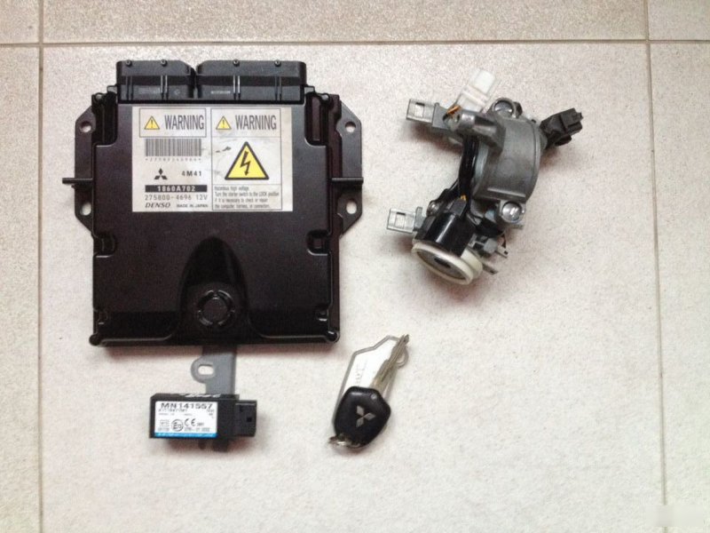 Блок управления ДВС ЭБУ Mitsubishi Pajero 4 4M41 2758004696 Б/У