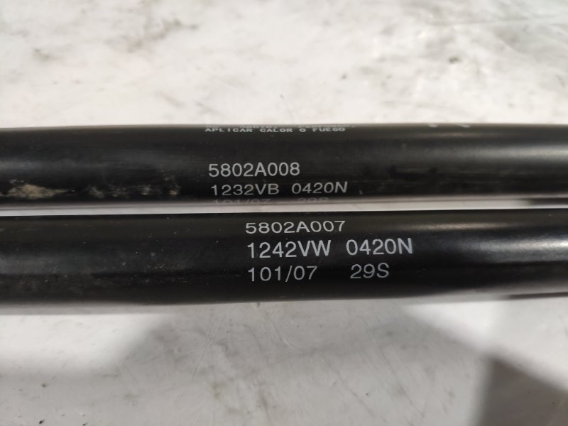 Амортизатор крышки багажника Outlander XL CW 2006-2012