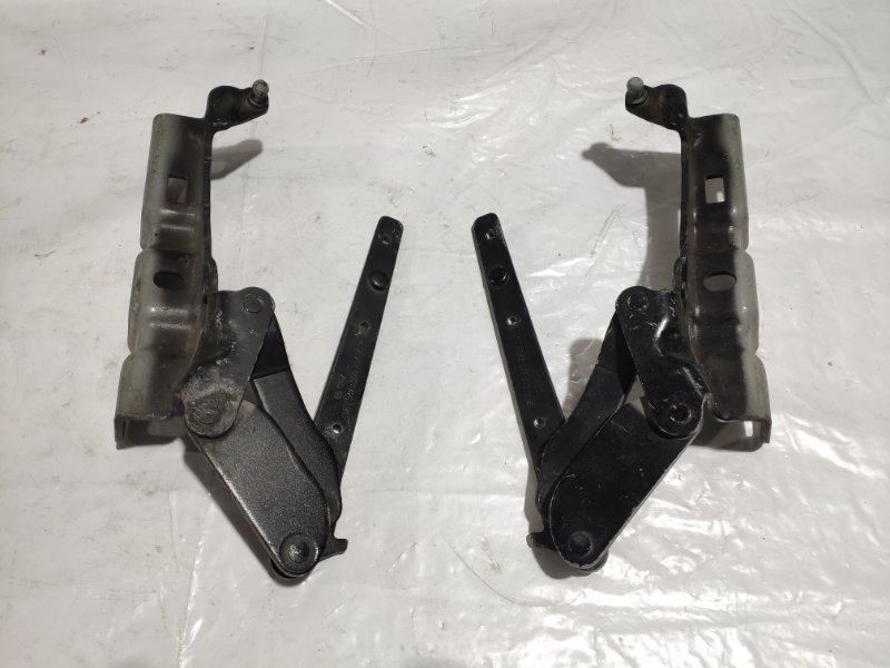 Петля капота Mercedes C209 CLK 2002-2009 2038800428 Б/У