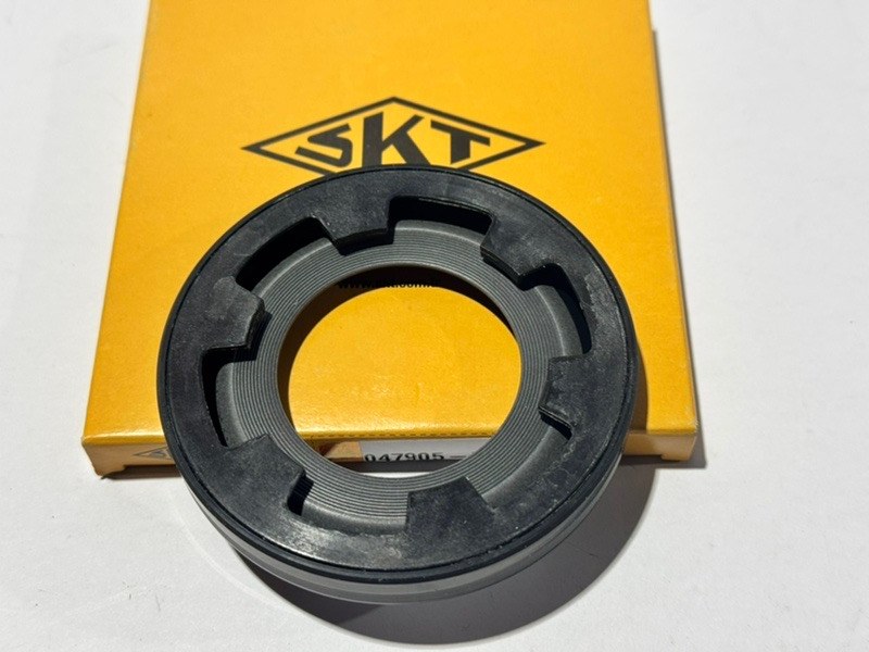 Запчасть сальник коленвала передний Iveco Fiat Daily Ducato 2002 - наст. время 2.3 JTD 047905-FPL новая Сальник коленвала передний Iveco Fiat Daily Ducato 2002 - наст. время 2.3 JTD 047905-FPL новая