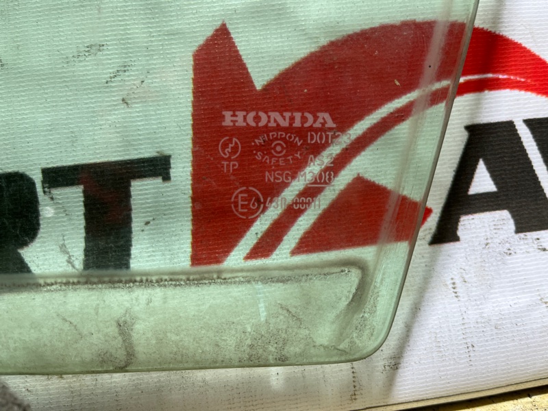 стекло боковое HONDA FIT GD1 L13A 2001-2004 передний левый 386224