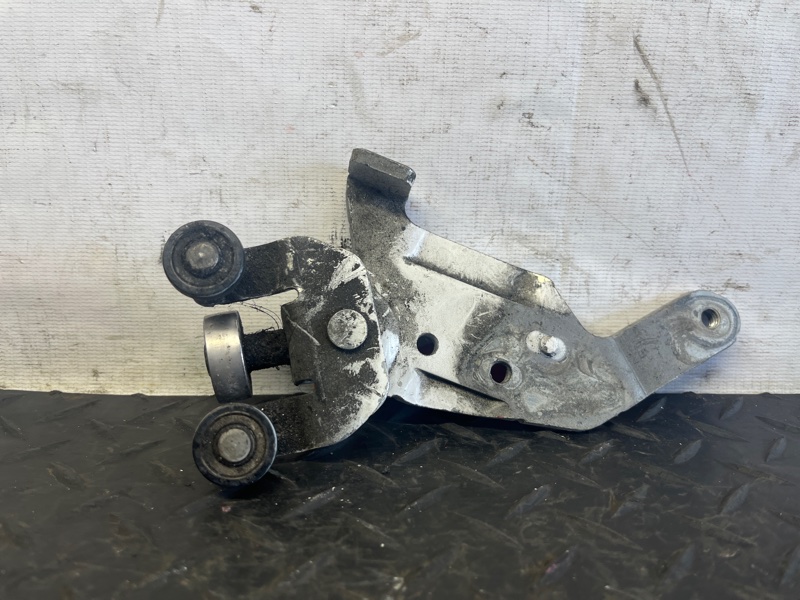 ролик раздвижной двери TOYOTA PORTE NNP10 2NZ-FE 2005-2012 левый 466272