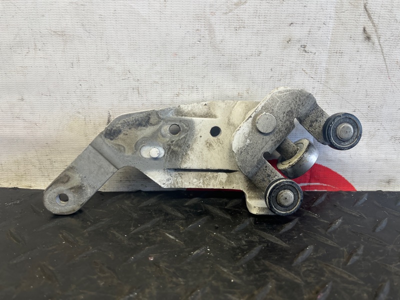 ролик раздвижной двери TOYOTA PORTE NNP10 2NZ-FE 2005-2012 левый 466281