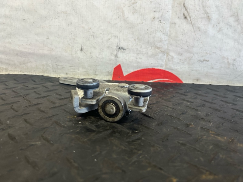 ролик раздвижной двери TOYOTA PORTE NNP10 2NZ-FE 2005-2012 левый 466281