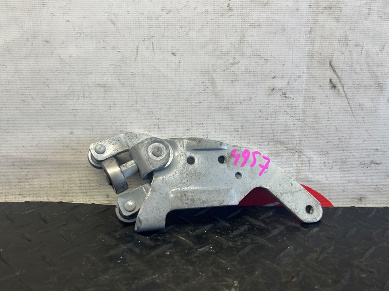 ролик раздвижной двери TOYOTA PORTE NNP10 2NZ-FE 2005-2012 левый 466281