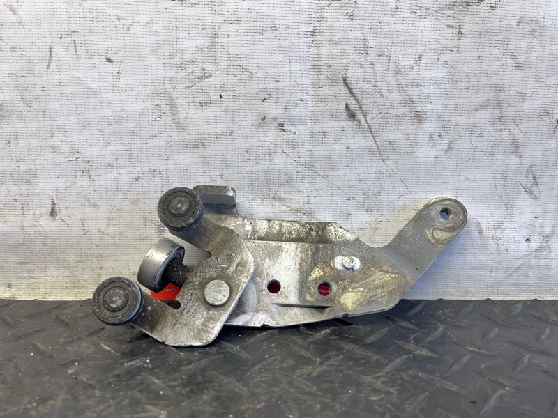 ролик раздвижной двери TOYOTA PORTE NNP11 1NZ-FE 2004-2005 левый 466289