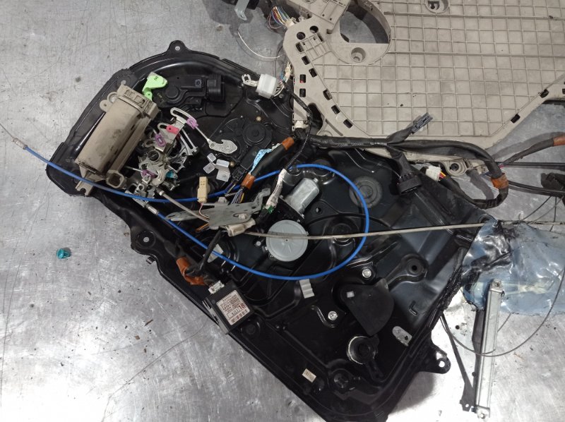 доводчик двери TOYOTA PORTE NNP10 2NZ-FE 2005-2012 левый 478461