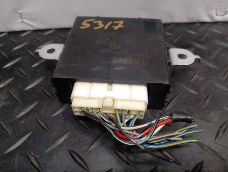 блок управления TOYOTA LAND CRUISER UZJ100W 2UZ-FE 1998-2002 498235