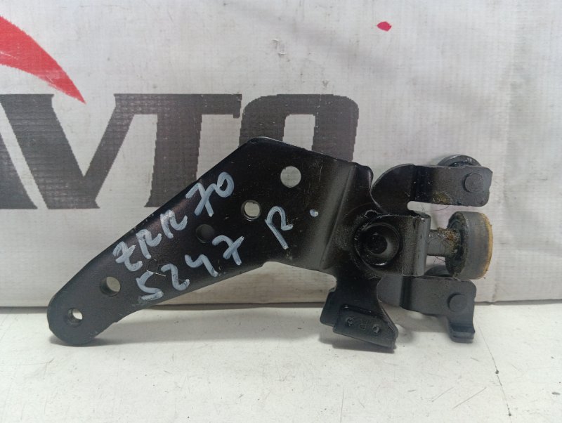 ролик раздвижной двери TOYOTA NOAH ZRR70W 3ZR-FE 2007-2010 правый 502099