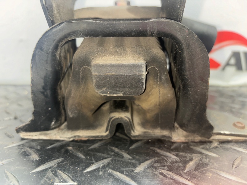 подушка двигателя TOYOTA PASSO KGC10 1KR-FE 2004-2006 левый 504739