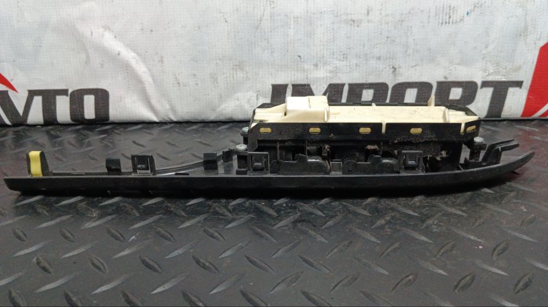 Блок управления стеклоподъемниками TOYOTA COROLLA FIELDER NZE144G 1NZ-FE 2008-2012 передний правый 599857