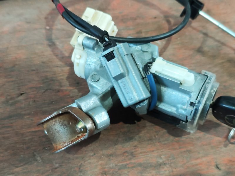Замок зажигания TOYOTA COROLLA FIELDER NZE164G 1NZ-FE 2012-2015 600072