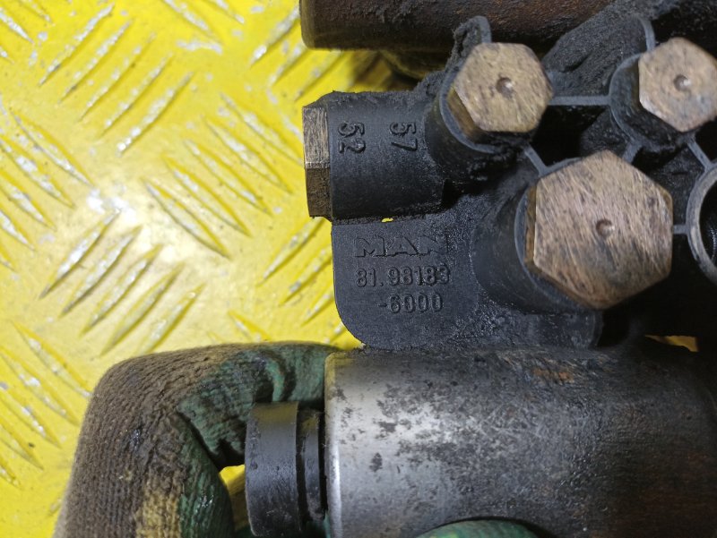 Распределитель MAN TGS 2010 (б/у) Распределитель MAN TGS 2010 (б/у)