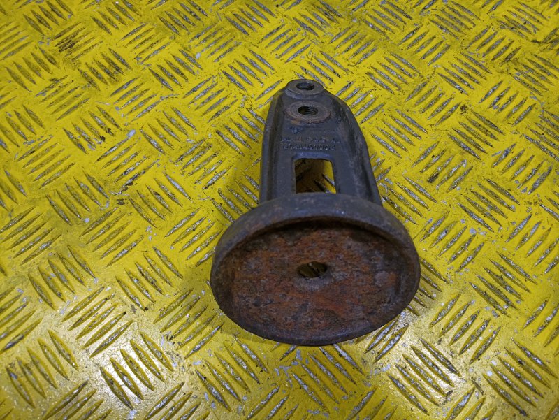 Отбойник рессоры MAN TGS 2010 правый (б/у) Отбойник рессоры MAN TGS 2010 правый (б/у)