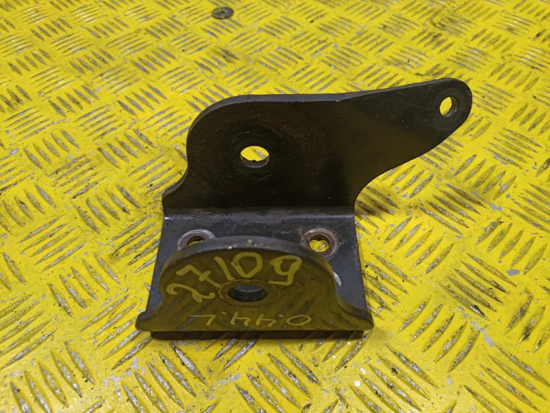 Кронштейн торсиона кабины MAN TGS 2010 левый (б/у) Кронштейн торсиона кабины MAN TGS 2010 левый (б/у)