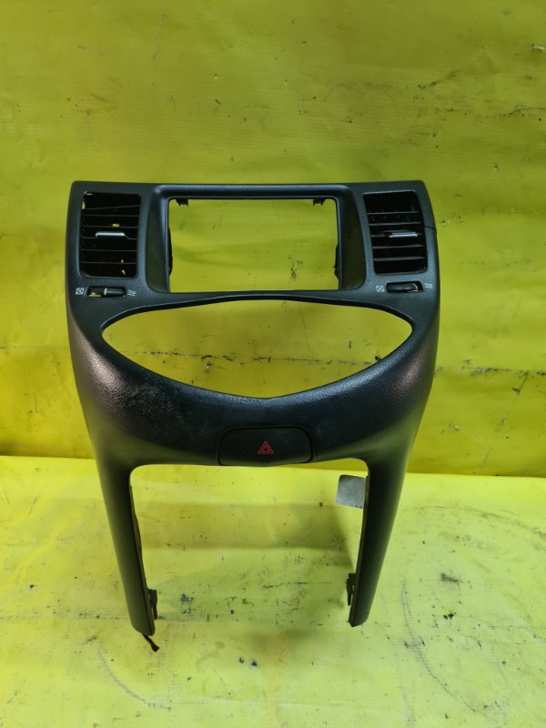 Консоль магнитофона Nissan Primera P12E YD22DDT 2002