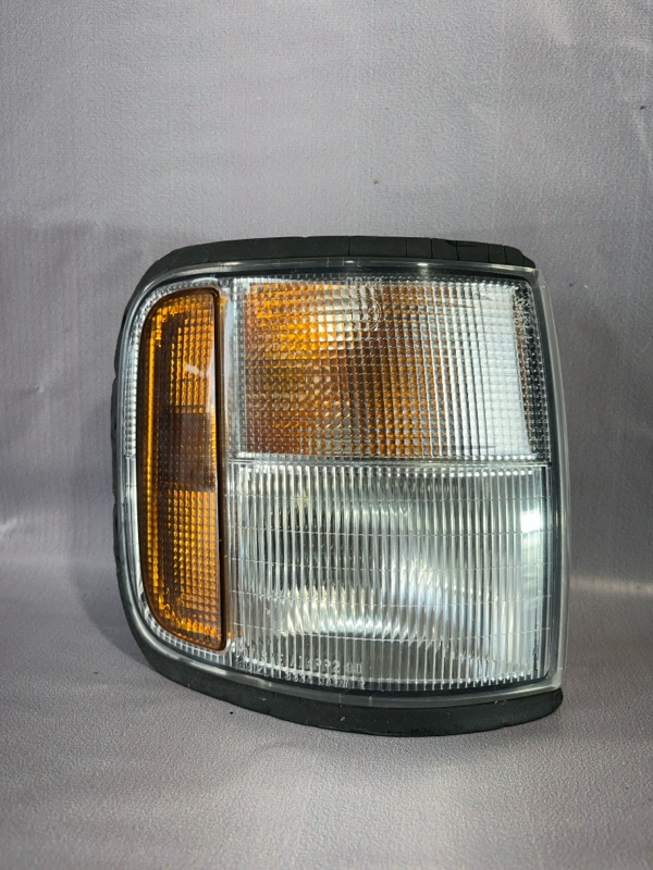 Поворотник Isuzu Bighorn UBS25GW 6VD1 1993 передний правый (б/у)