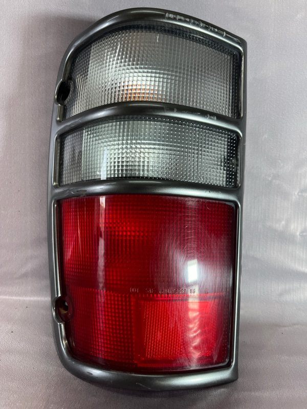 Стоп-сигнал Isuzu Bighorn UBS25GW 6VD1 1993 задний левый (б/у)