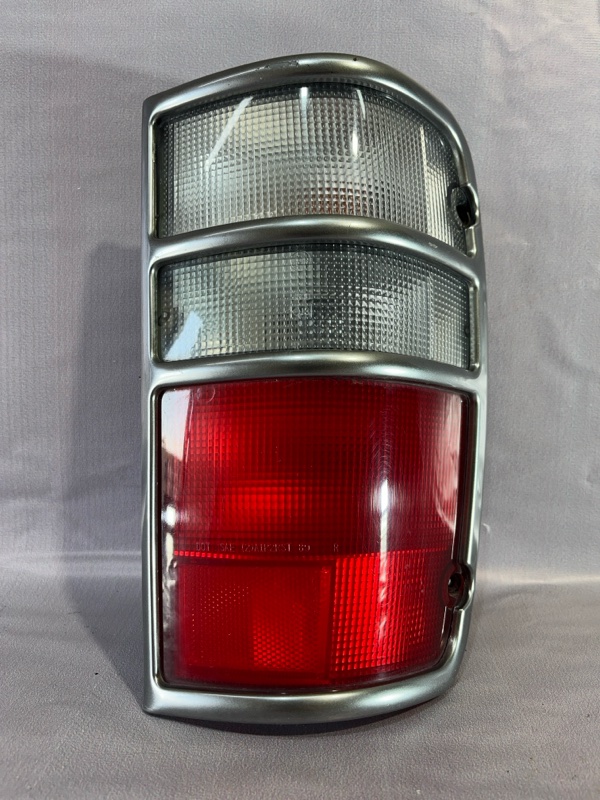 Стоп-сигнал Isuzu Bighorn UBS25GW 6VD1 1993 задний правый (б/у)