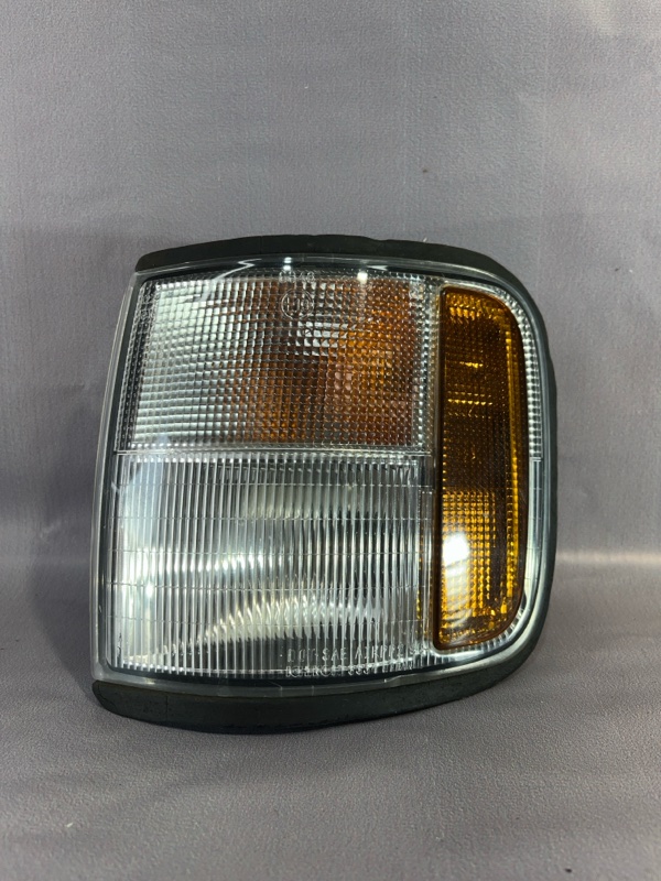 Поворотник Isuzu Bighorn UBS25GW 6VD1 1993 передний левый (б/у)