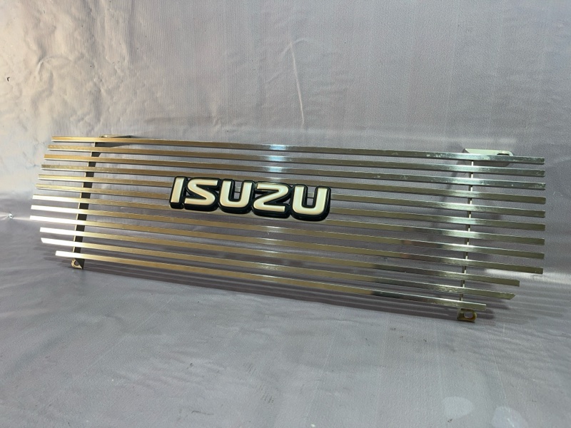 Решетка радиатора Isuzu Bighorn UBS25GW 6VD1 1993 (б/у)