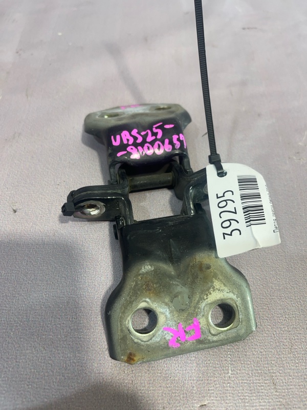 Петля двери Isuzu Bighorn UBS25GW 6VD1 1993 передняя правая (б/у)